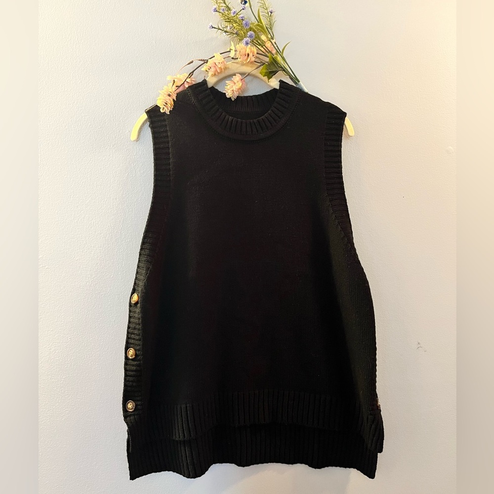 Black Vest | Pull Over | Wooden buttons | Chic